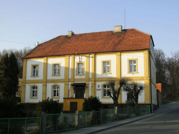 Dolsk - na wysokim opadającym w stronę jeziora wzniesieniu stał dwór czy raczej pałac biskupi rozebrany ok. 1790 r. Okazały pałac, ulubiona siedziba bp Teodora Kazimierza Czartoryskiego, otoczony był ogrodem włoskim i winnicami na stoku. Zachowała się...