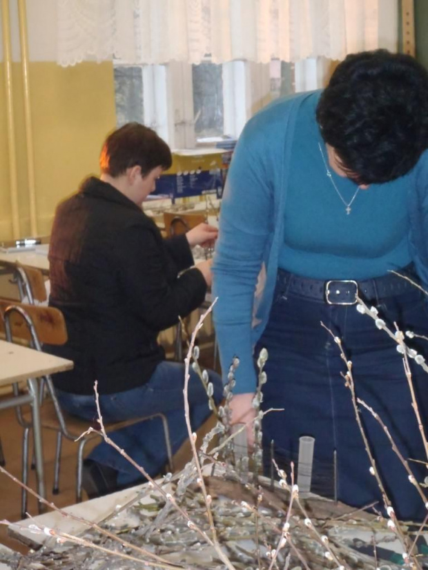 Kolejne zdjęcia z przygotowywania ozdób wielkanocnych wykonywanych przez słuchaczy Studium kształcącego w zawodzie florysta- udostępniła Renata Galas #Sobieszyn #Brzozowa