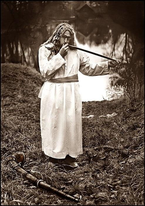 Ligawka i fujarka......Ligawka to kurpiowska trąba drewniana Leży w trawie)
Ligawka to jest ludowy instrument dęty, znany na ziemiach polskich od XI wieku. #ludzie