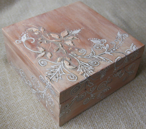 pudełko drewniane bielone z reliefami #PudełkaDoKartek #PudełkaOzdobne #RęcznieRobione