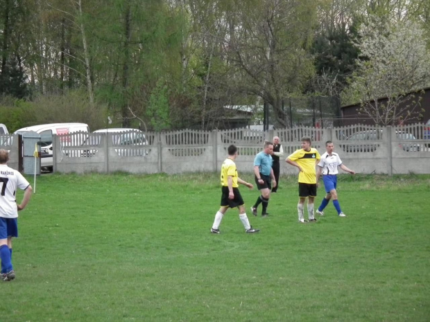 Beskid vs Książnice 22.04.2012
3:1 #beskid #żegocina #raba #książnice #piłka #nożna #mecz