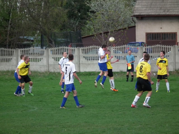 Beskid vs Książnice 22.04.2012
3:1 #beskid #żegocina #raba #książnice #piłka #nożna #mecz