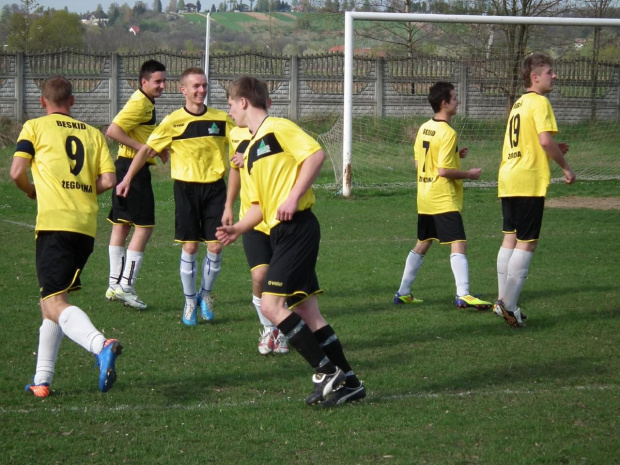 Beskid vs Książnice 22.04.2012
3:1 #beskid #żegocina #raba #książnice #piłka #nożna #mecz