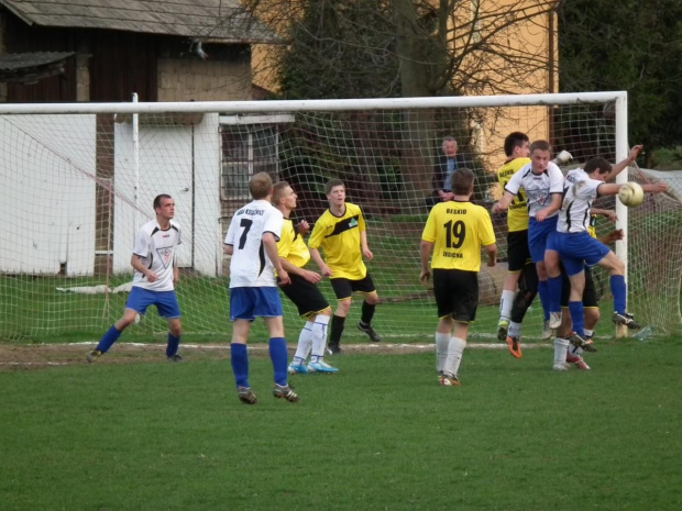 Beskid vs Książnice 22.04.2012
3:1 #beskid #żegocina #raba #książnice #piłka #nożna #mecz