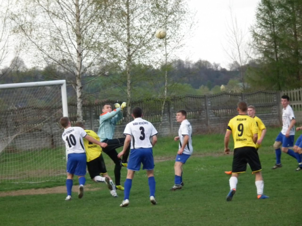 Beskid vs Książnice 22.04.2012
3:1 #beskid #żegocina #raba #książnice #piłka #nożna #mecz