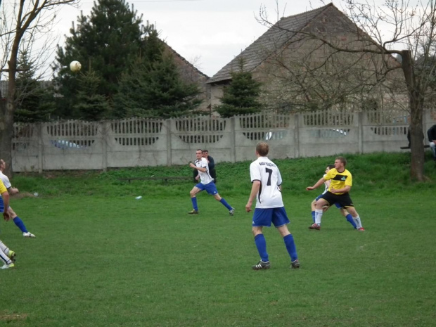 Beskid vs Książnice 22.04.2012
3:1 #beskid #żegocina #raba #książnice #piłka #nożna #mecz