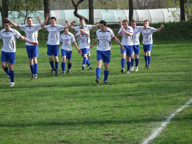 Beskid vs Książnice 22.04.2012
3:1 #beskid #żegocina #raba #książnice #piłka #nożna #mecz