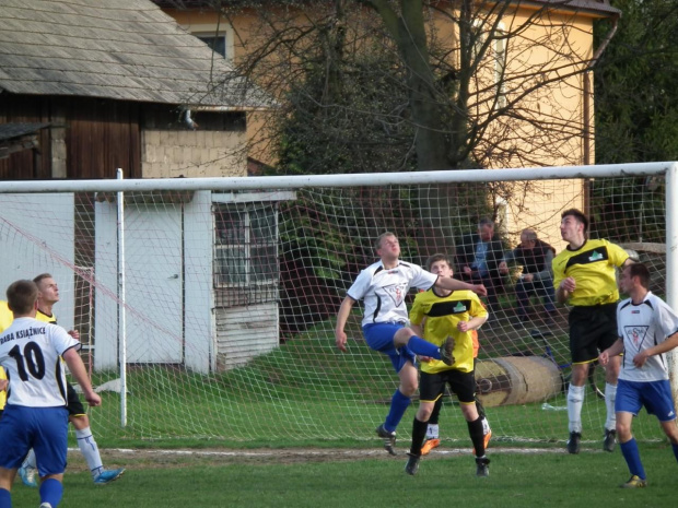 Beskid vs Książnice 22.04.2012
3:1 #beskid #żegocina #raba #książnice #piłka #nożna #mecz