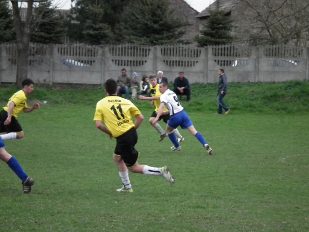 Beskid vs Książnice 22.04.2012
3:1 #beskid #żegocina #raba #książnice #piłka #nożna #mecz