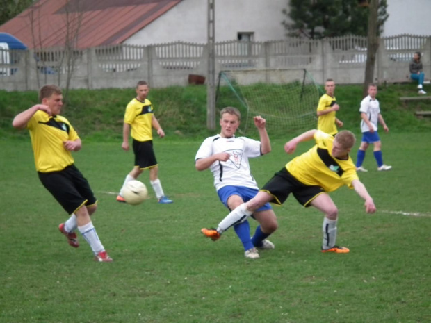 Beskid vs Książnice 22.04.2012
3:1 #beskid #żegocina #raba #książnice #piłka #nożna #mecz