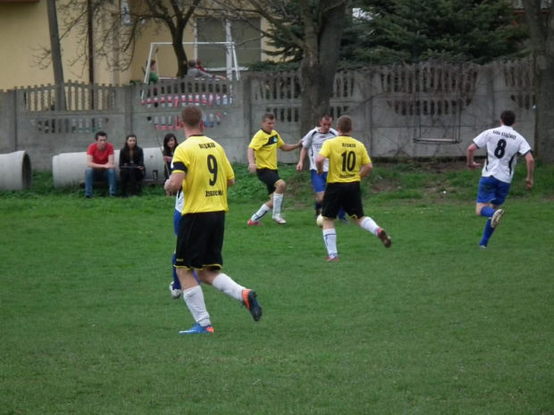 Beskid vs Książnice 22.04.2012
3:1 #beskid #żegocina #raba #książnice #piłka #nożna #mecz