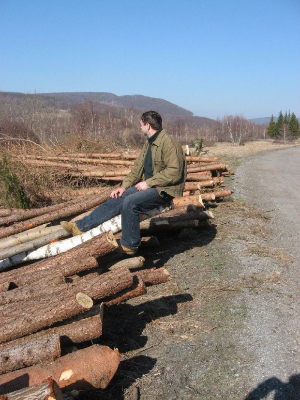 Postój w lesie.. z powodu pracy ekipy filmowej na leśnej drodze.