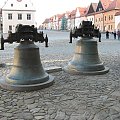 Dzwony na rynku w Bardejowie na Słowacji. #Bardejov