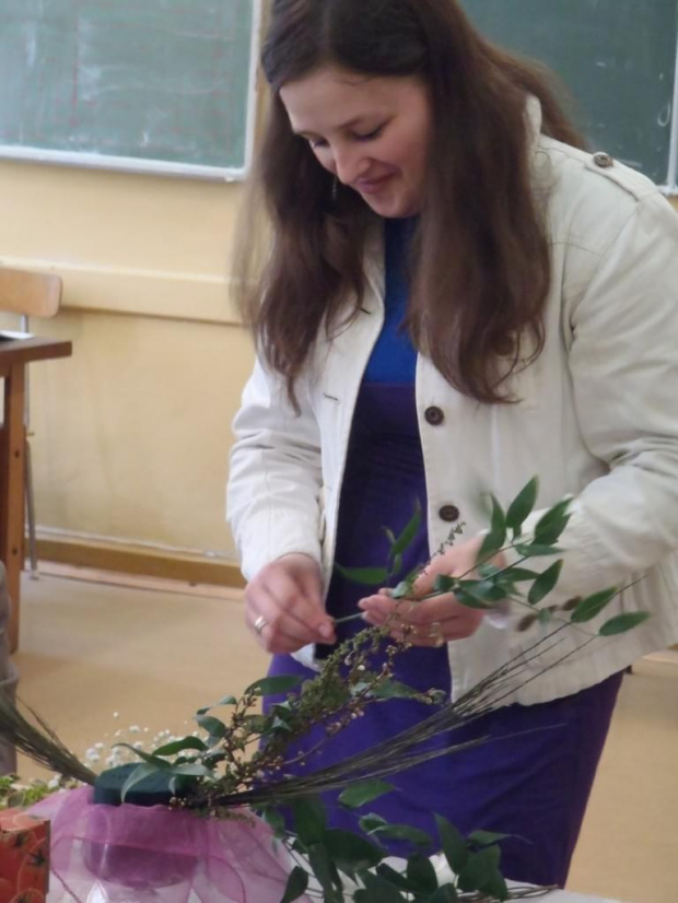 Wykonywanie kompozycji w naczynku- to temat kolejnych zajęć praktycznych słuchaczy Studium kształcącego w zawodzie florysta. Zdjęcia udostępniła Renata Galas #Sobieszyn #Brzozowa #Florysta #ZespółSzkółWSobieszynie