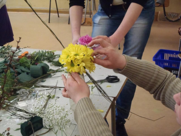 Wykonywanie kompozycji w naczynku- to temat kolejnych zajęć praktycznych słuchaczy Studium kształcącego w zawodzie florysta. Zdjęcia udostępniła Renata Galas #Sobieszyn #Brzozowa #Florysta #ZespółSzkółWSobieszynie