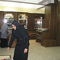 Asuan - Pani usługująca w perfumerii #Asuan #Egipt #Perfumeria #Perfumy