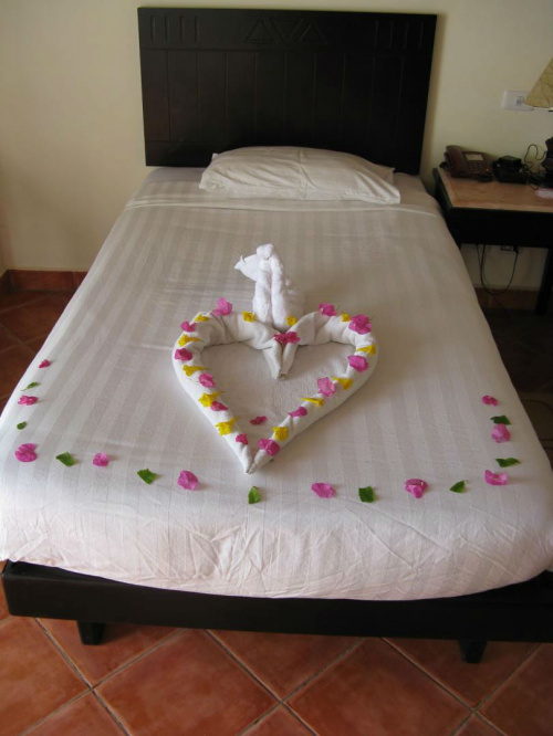 Od czasu do czasu, ekipa sprzątająca ozdabiała nam łóżka #Egipt #Hotel #TritonSeaBeach