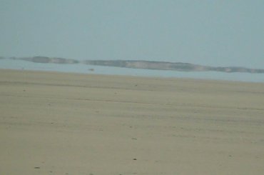 Po drodze z Abu Simbel do Asuanu - W oddali widoczy miraż dolny. Ta niby woda w oddali to tylko złudzenie optyczne #Egipt #Fatamorgana #Mirage #Miraż #Pustynia #Sahara