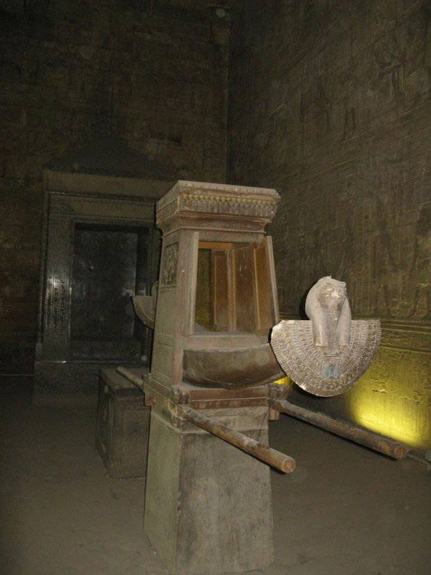Świątynia Horusa w Edfu. Święta barka na której kiedyś kapłani wnosili posąg Hator #Edfu #Egipt #Horus #Idfu