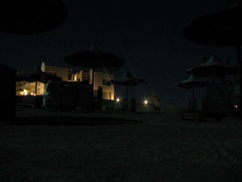 Ostatnio noc na plaży - widok na hotel Triton Sea Beach #Egipt #MorzeCzerwone #Noc #Plaża #TritonSeaBeach