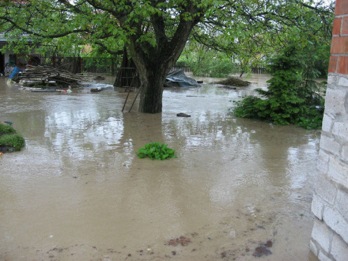 Godz. 8:00, woda na podwórzu #Powódź2010 #Wisła