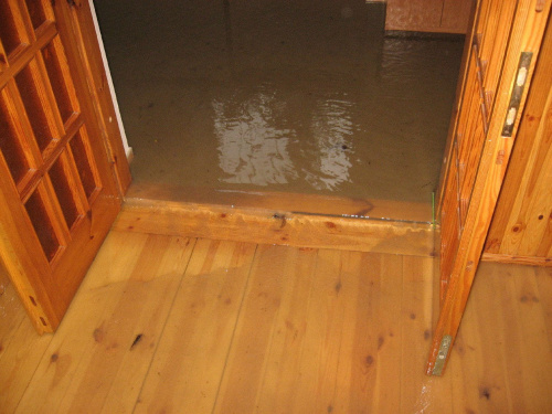 Godz. 8:24, woda w werandzie #Powódź2010 #Wisła