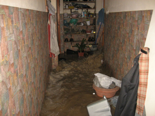 Godz. 8:17, woda w pomieszczeniach gospodarczych #Powódź2010 #Wisła