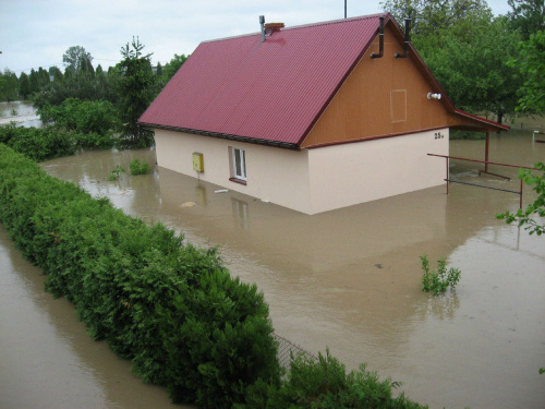 Godz. 8:28, dom sąsiada #Powódź2010 #Wisła