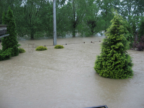 Godz. 8:55, ogródek przed domem #Powódź2010 #Wisła