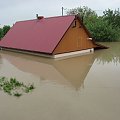 Godz. 15:34, dom sąsiada #Powódź2010 #Wisła
