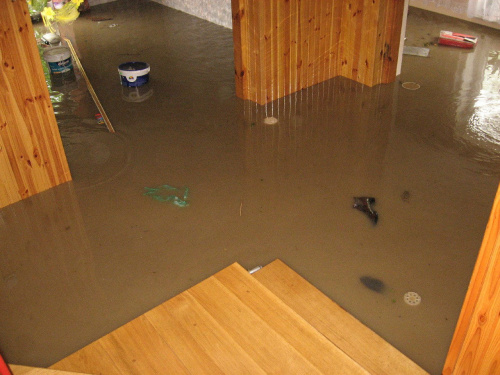 Godz. 9:26, woda na parterze domu #Powódź2010 #Wisła