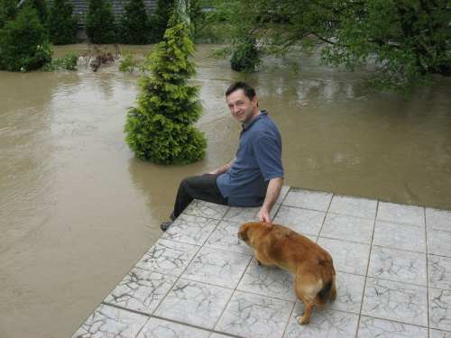 Godz. 11:25 Tina boi się podejść do krawędzi tarasu #Powódź2010 #Wisła