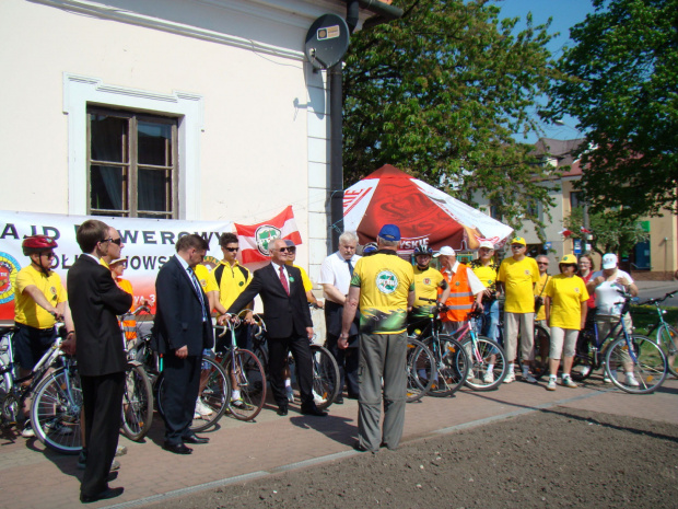 Komandor Lucjan Zaczkowski wita uczestników i władze samorządowe #PttkStaszów