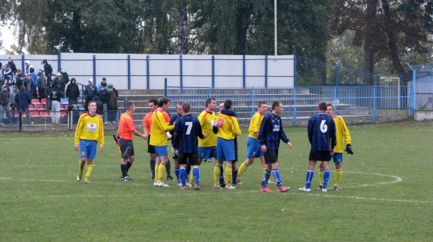 JKS Jarosław - Pogoń Leżajsk (1:4), 22.10.2011 r. - IV liga podkarpacka #IVLiga #jarosław #JKS #JKSJarosław #lezajsk #lezajsktm #leżajsk #PiłkaNożna #pogon #pogoń #PogońLeżajsk #seniorzy #sport