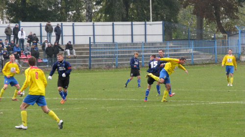 JKS Jarosław - Pogoń Leżajsk (1:4), 22.10.2011 r. - IV liga podkarpacka #IVLiga #jarosław #JKS #JKSJarosław #lezajsk #lezajsktm #leżajsk #PiłkaNożna #pogon #pogoń #PogońLeżajsk #seniorzy #sport