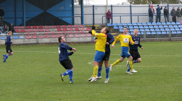 JKS Jarosław - Pogoń Leżajsk (1:4), 22.10.2011 r. - IV liga podkarpacka #IVLiga #jarosław #JKS #JKSJarosław #lezajsk #lezajsktm #leżajsk #PiłkaNożna #pogon #pogoń #PogońLeżajsk #seniorzy #sport