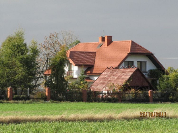 Coś nam odbiło i biały domek mijamy dzisiaj od tyłu