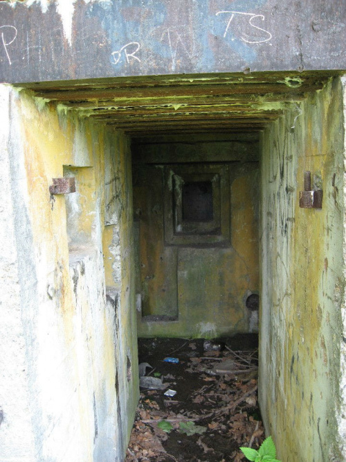 Wejście, widoczne resztki zawiasów a na wprost otwór strzelniczy do obrony wejścia #bunkier #Gościeradów