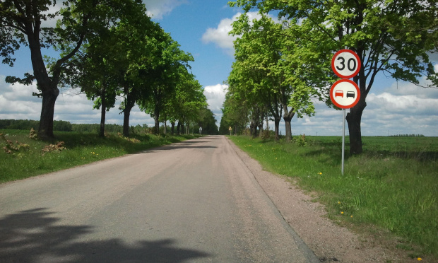 Pamiętacie drogę nr 648? Na tamtych zdjęciach było widać, że jest w gorszym stanie niż ta, więc dlaczego ktoś tutaj nakazuje jazdę do 30km/h? Sadysta jakiś! Wiadomo, że takie ograniczenia będą respektowane jedynie przez ciągniki rolnicze. I czemu zakaz...