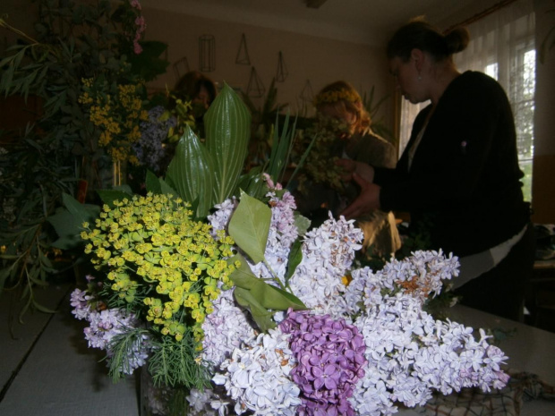 Kolejne zdjęcia z zajęć praktycznych Studium kształcącego w zawodzie florysta udostępniła Renata Galas. Jednostki lekcyjne: Kompozycje w naczyniu, Pozyskiwanie materiału florystycznego, Kopozycje w naczynku #Sobieszyn #Brzozowa #Florysta