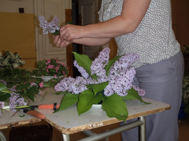 Kolejne zdjęcia z zajęć praktycznych Studium kształcącego w zawodzie florysta udostępniła Renata Galas. Jednostki lekcyjne: Kompozycje w naczyniu, Pozyskiwanie materiału florystycznego, Kopozycje w naczynku #Sobieszyn #Brzozowa #Florysta