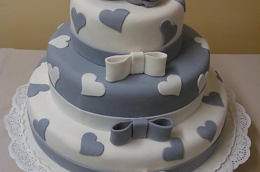 torcik weselny biało- fioletowy #weselny #serca #tort