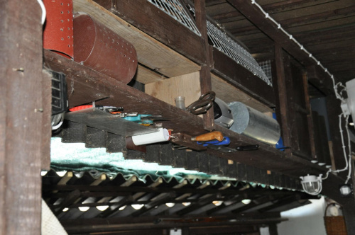 Pod dachem pawilonu zmiesciła się półka na transportówki, karmidła i toochę drobnych narzędzi, i radyjko się mieści.