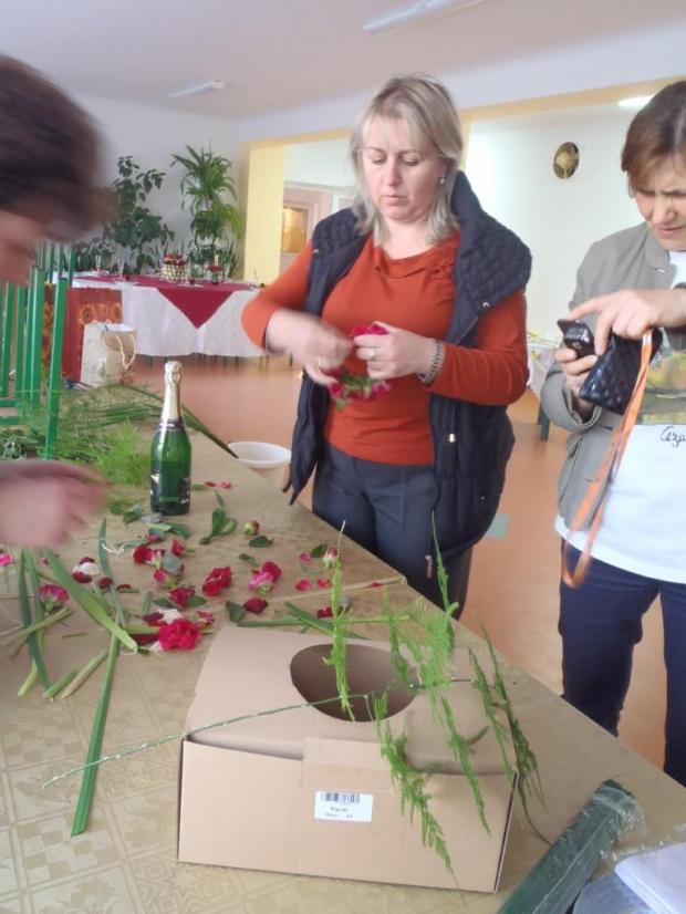 Na ostatnich w tym roku zajęciach słucahcze Studium kształcącego w zawodzie florysta wykonywali dekoracje stołu. Zdjęcia udostępniła Renata Galas #Sobieszyn #Brzozowa #Florysta