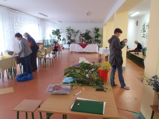 Na ostatnich w tym roku zajęciach słucahcze Studium kształcącego w zawodzie florysta wykonywali dekoracje stołu. Zdjęcia udostępniła Renata Galas #Sobieszyn #Brzozowa #Florysta