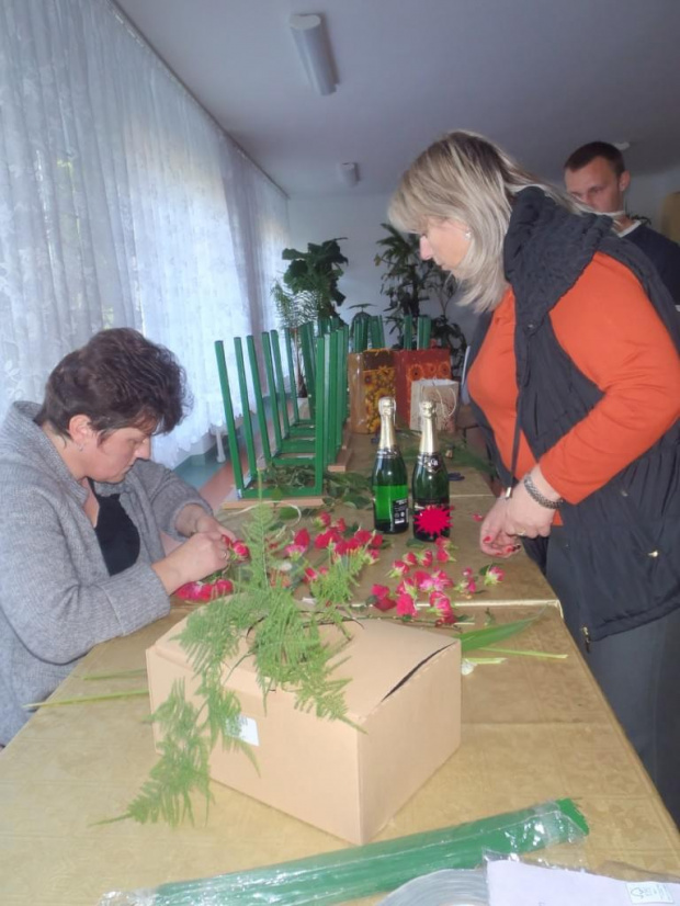 Na ostatnich w tym roku zajęciach słucahcze Studium kształcącego w zawodzie florysta wykonywali dekoracje stołu. Zdjęcia udostępniła Renata Galas #Sobieszyn #Brzozowa #Florysta