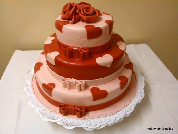 Różowo -czerwony torcik weselny #wesele #tort #kościół #ślub #wianek #czerwony #róa