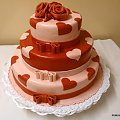 Różowo -czerwony torcik weselny #wesele #tort #kościół #ślub #wianek #czerwony #róa
