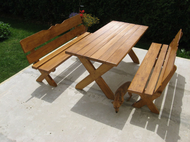 Stół z ławkami na tarasie