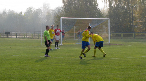 Pogoń Leżajsk - Żurawianka Żurawica (3:1), 29.10.2011 r. - IV liga podkarpacka #IVLiga #lezajsk #lezajsktm #leżajsk #PiłkaNożna #pogon #pogoń #PogońLeżajsk #seniorzy #sport #żurawianka #ŻurawiankaŻurawica #żurawica